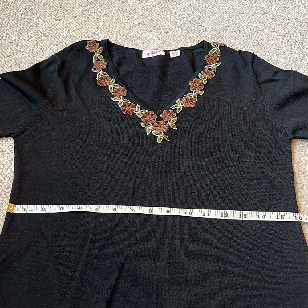 Black sweater with 3-D floral embellishments M - Picture 9 of 11